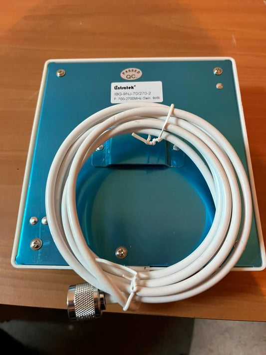 Antena panel direccional Intratek 9 dBi (700-2700MHz)