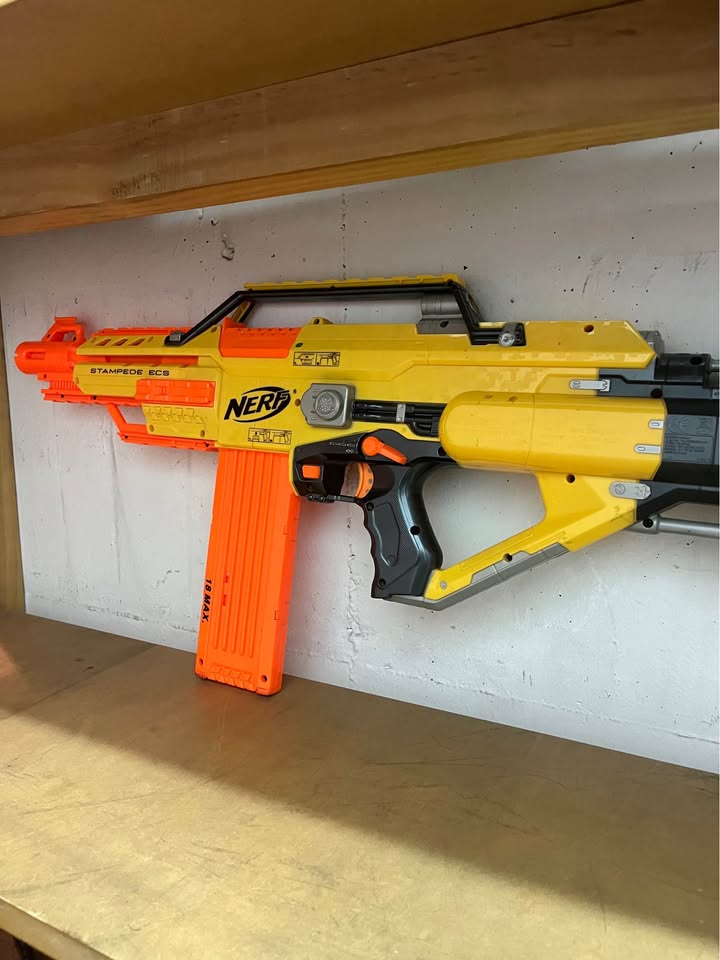 Rifle Nerf Stampede ECS automático con cargador de 18
