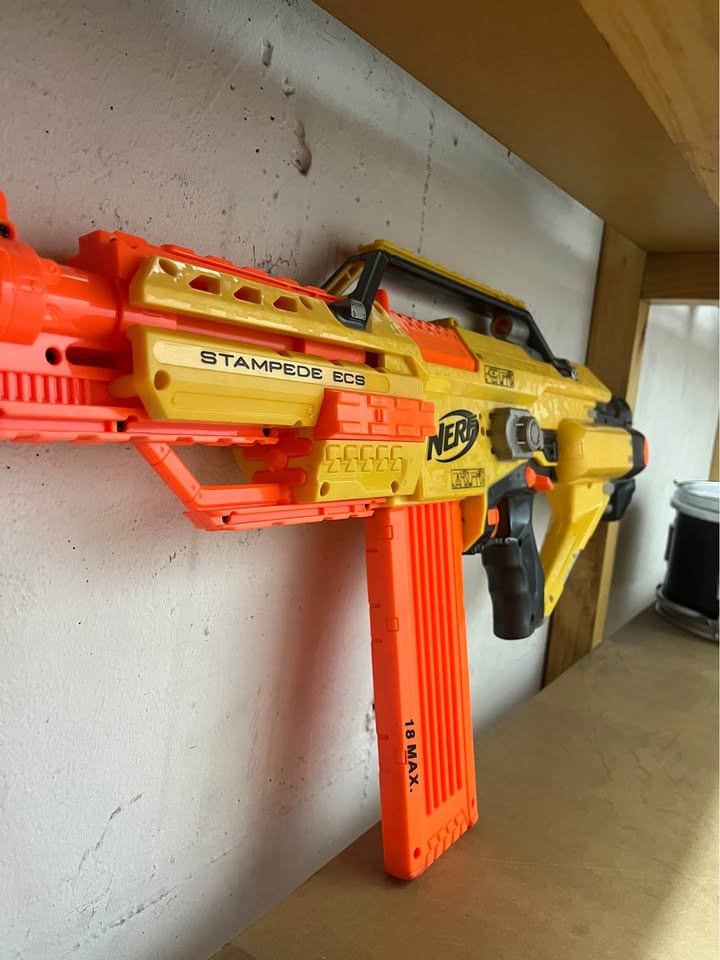 Rifle Nerf Stampede ECS automático con cargador de 18