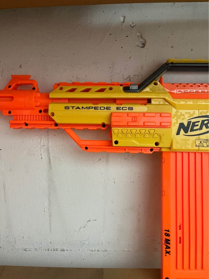 Rifle Nerf Stampede ECS automático con cargador de 18