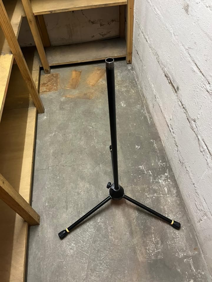 Remate - Base trípode Prolok para soporte de parlante (incompleto)