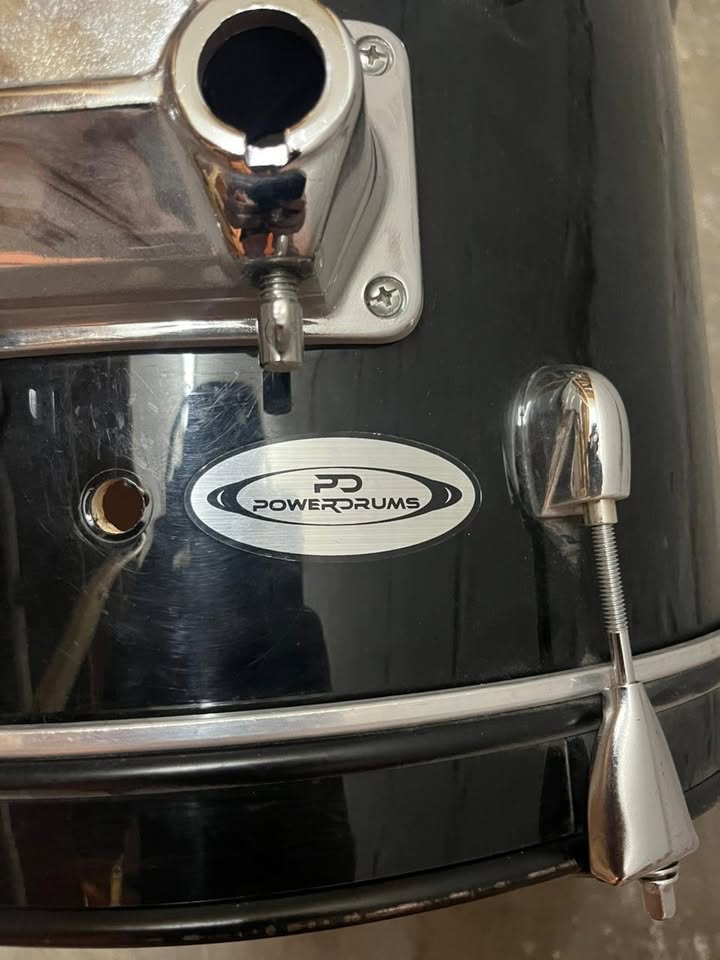 REMATE - Bombo Powerdrums 16" negro + parche School of Rock