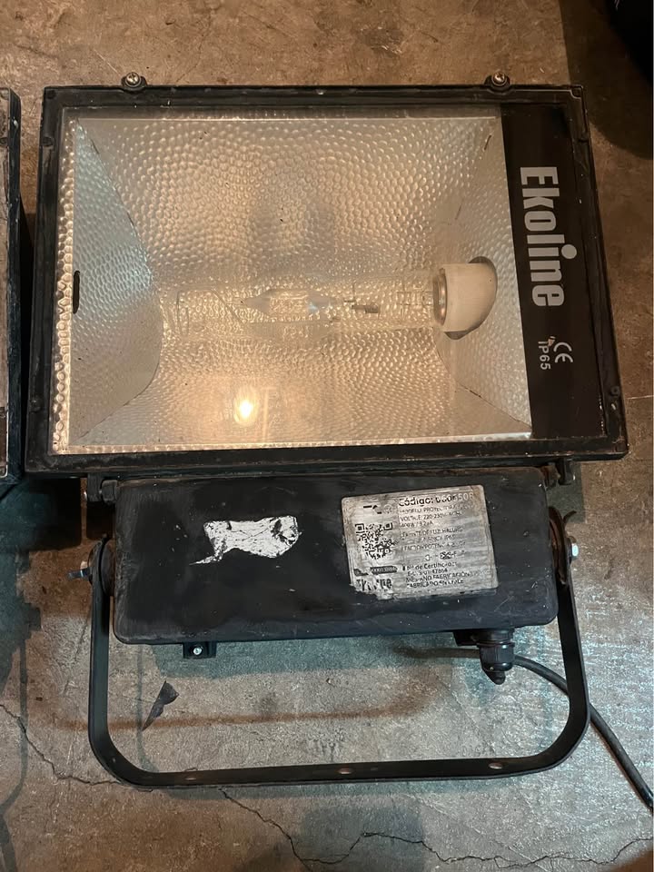 Focos alógenos industriales Ekoline (reflectores exteriores)