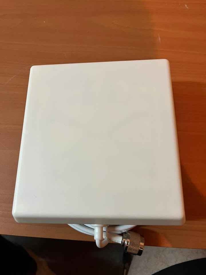 Antena panel direccional Intratek 9 dBi (700-2700MHz)