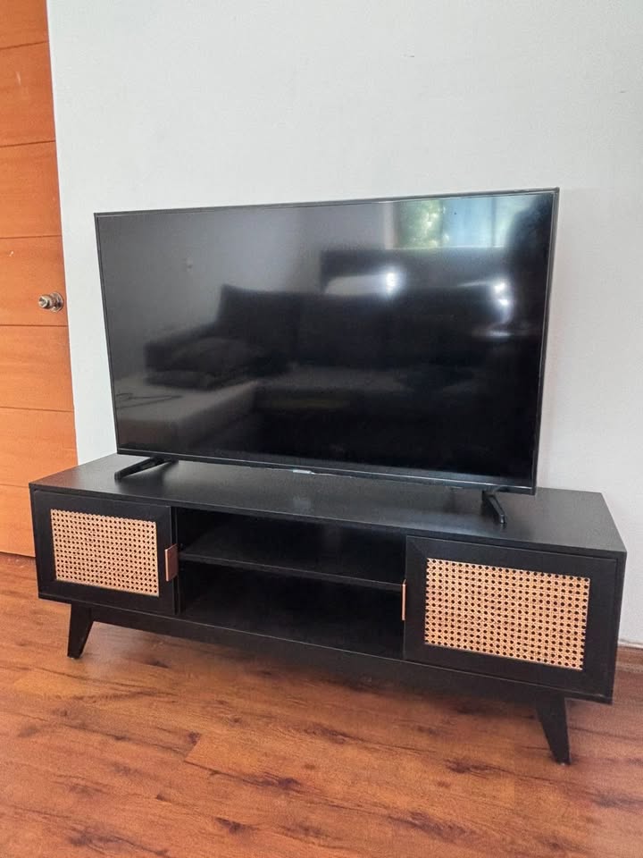Rack negro con ratán